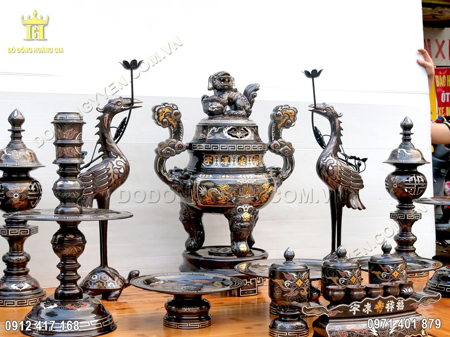 Trưng b&agrave;y bộ đồ thờ bằng đồng khảm ngũ sắc tr&ecirc;n ban thờ c&uacute;ng gia ti&ecirc;n sang trọng